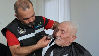 Sivas Beledisi ayda bir yaşlılara ücretsiz tıraş hizmeti verecek.